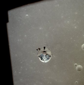 Apollo 11, photo no. AS11-37-5444: NASA
claims that this would be one more sequence of
the Command Module over the "moon" Apollo 11, photo no. AS11-37-5444: NASA
claims that this would be one more sequence of
the Command Module over the "moon"