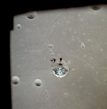 Apollo
11, Foto Nr. AS11-01-anflug-d-37-5445: Die NASA
behauptet, dies sei die Kommandokapsel
"Columbia" nach dem Abdockmanöver über
den Kratern Taruntius K, Taruntius P, und über
dem Cayeux-Rücken ("Dorsum Cayeux) im
nördlichen Teil des Meeres der Fruchtbarkeit
("Mare Fecunditatis"). Apollo 11, Foto Nr.
AS11-01-anflug-d-37-5445: Die NASA behauptet,
dies sei die Kommandokapsel "Columbia"
nach dem Abdockmanöver über den Kratern
Taruntius K, Taruntius P, und über dem
Cayeux-Rücken ("Dorsum Cayeux) im
nördlichen Teil des Meeres der Fruchtbarkeit
("Mare Fecunditatis").