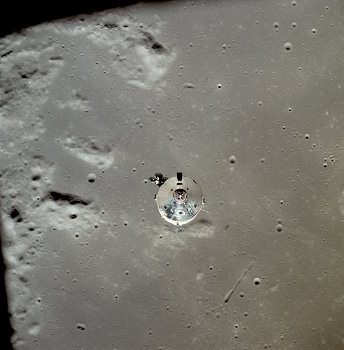 Apollo 11, photo no. AS11-37-5446: NASA
claims that this would be one more sequence of
the Command Module over the "moon" Apollo 11, photo no. AS11-37-5446: NASA
claims that this would be one more sequence of
the Command Module over the "moon"
