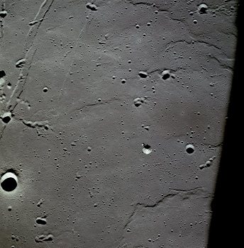 Apollo 11, Foto Nr.
AS11-01-anflug-d-37-5447: Die NASA behauptet,
dies sei die Kommandokapsel über dem "Meer
der Stille". Die NASA behauptet, der
Landeplatz von Apollo 11 sei im Zentrum des
Fotos, oben links befinde sich der Moltke-Krater
und die Hypatia-Rille, rechts ein Krater
"Collins", der Krater
"Aldrin" ("Amboss") soll
sich oben rechts befinden, und die Krater Sabine
E, D und B werden später nach den
"Astronauten" Armstrong, Aldrin und
Collins benannt. Apollo 11, Foto Nr.
AS11-01-anflug-d-37-5447: Die NASA behauptet,
dies sei die Kommandokapsel über dem "Meer
der Stille". Die NASA behauptet, der
Landeplatz von Apollo 11 sei im Zentrum des
Fotos, oben links befinde sich der Moltke-Krater
und die Hypatia-Rille, rechts ein Krater
"Collins", der Krater
"Aldrin" ("Amboss") soll
sich oben rechts befinden, und die Krater Sabine
E, D und B werden später nach den
"Astronauten" Armstrong, Aldrin und
Collins benannt.