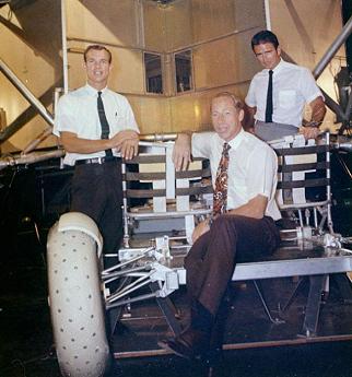 Foto no.
70-HC-911: The three astronauts Scott,
Worden and Irwin on a model of a "moon
car" called "Rover" Foto no. 70-HC-911: The three
astronauts Scott, Worden and Irwin on a
model of a "moon car" called
"Rover"