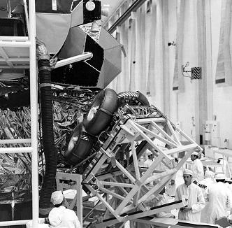 Training for Apollo 15, foto no.
KSC-71P-281: The folded "moon car" LRV
will be "wrapped", 23. March 1971. Training for Apollo 15, foto no.
KSC-71P-281: The folded "moon car" LRV
will be "wrapped", 23. March 1971.