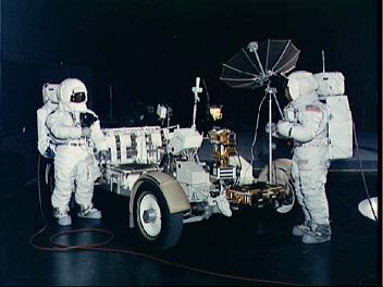 Training for Apollo 15, foto no.
S71-16722: Scott and Irwin with a LRV-1 trainer
at Manned Spacecraft Center (MSC) at Houston,
catalogue date: 29. January 1971. Training
for Apollo 15, foto no. S71-16722: Scott and
Irwin with a LRV-1 trainer at Manned Spacecraft
Center (MSC) at Houston, catalogue date: 29.
January 1971.