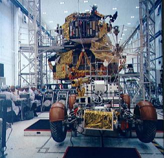 Training
for Apollo 15 foto no. S71-30542: The "moon
car" (Lunar Roving Vehicle LRV) on a test
stand with the Lunar Module (LM) at Kennedy
Space Center KSC, 21. April 1971, catalogue date
21. April 1971. Training for Apollo 15 foto no. S71-30542:
The "moon car" (Lunar Roving Vehicle
LRV) on a test stand with the Lunar Module (LM)
at Kennedy Space Center KSC, 21. April 1971,
catalogue date 21. April 1971.