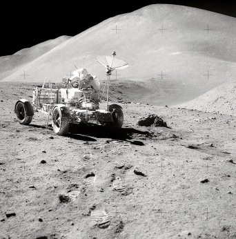 Faked moon
landing Apollo 15 photo no.: AS15-82-11121:
Rover in the site, too bright shady sides of the
astronaut. Faked moon landing Apollo 15 photo no.:
AS15-82-11121: Rover in the site, too bright
shady sides of the astronaut.