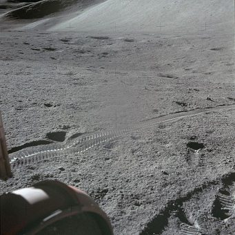 Mondlandung Apollo 15 Foto-Nr.
AS15-86-11587: Sicht über das linke Hinterrad
auf die Reifenspur der rechten Räder. Mondlandung Apollo 15 Foto-Nr.
AS15-86-11587: Sicht über das linke Hinterrad
auf die Reifenspur der rechten Räder.
