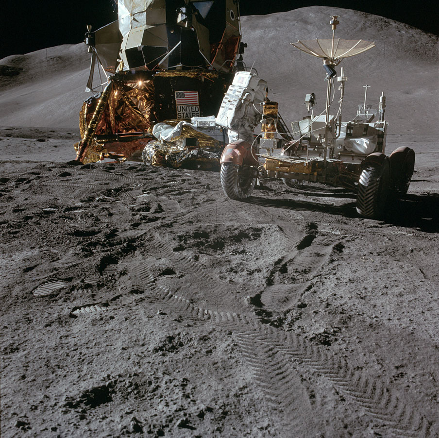 Mondlandung Apollo 15
Foto-Nr. AS15-86-11598:
"Mondlandefähre" und Irwin am
"Mondauto" LRV mit Reifenspuren. Mondlandung Apollo 15 Foto-Nr.
AS15-86-11598: "Mondlandefähre" und
Irwin am "Mondauto" LRV mit
Reifenspuren.