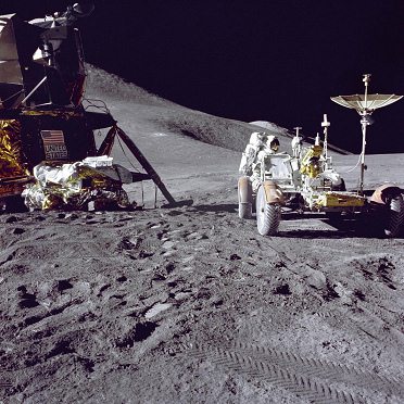 Mondlandung Apollo 15 Foto-Nr.
AS15-86-11602: Mondauto rechts, Mondlandefähre
links, Irwin belädt dahinter den Rover. Mondlandung Apollo 15 Foto-Nr.
AS15-86-11602: Mondauto rechts, Mondlandefähre
links, Irwin belädt dahinter den Rover.