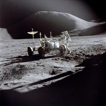 Gefälschte
Mondlandung Apollo 15 Foto-Nr. AS15-86-11603:
Irwin am Rover in der Ebene, Berg im Hintergrund
mit Dunst Gefälschte Mondlandung Apollo 15 Foto-Nr.
AS15-86-11603: Irwin am Rover in der Ebene, Berg
im Hintergrund mit Dunst