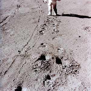 Mondlandung
Apollo 15 Foto-Nr. AS15-86-11655: Reifenspuren
neben Fussspuren mit Astronaut Irwin. Aber die
Fussspuren zeigen in die falsche Richtung, bzw.
der Astronaut wurde in die falsche Richtung
hineinmontiert. Mondlandung Apollo 15 Foto-Nr. AS15-86-11655:
Reifenspuren neben Fussspuren mit Astronaut Irwin.
Aber die Fussspuren zeigen in die falsche
Richtung, bzw. der Astronaut wurde in die falsche
Richtung hineinmontiert.