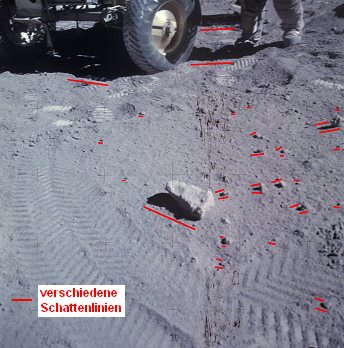 Apollo 16 Foto-Nr.
AS16-110-18660: Astronaut Duke beim
Rover-"Mondmobil" LRV, Schattenchaos. Apollo 16 Foto-Nr. AS16-110-18660:
Astronaut Duke beim Rover-"Mondmobil"
LRV, Schattenchaos.