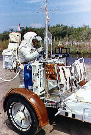Apollo 17 gefälscht: Im
Training werden am Heck des
"Mondautos" Experimente durchgeführt Apollo 17 gefälscht: Im Training werden am
Heck des "Mondautos" Experimente
durchgeführt