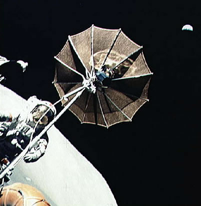 Apollo 17 geflscht: Das
                        "Mondauto" whrend einer
                        "ausserordentlichen Auto-Aktivitt",
                        die Sicht auf die Erde am Himmel...