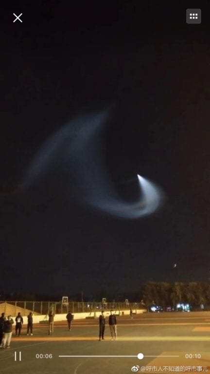 Nordchina 11.10.2018: UFO Kurvenwolke, Haken
                      in Parabelform mit Sportplatz