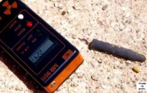 Film "Leiser Tod im
                                  Garten Eden": Der Geigerzhler
                                  neben einer radioaktiven Raketenspitze
                                  von "Uranmunition" zeigt
                                  eine Radioaktivitt von 2241 an - die
                                  Halbwertszeit ist 4,5 Milliarden
                                  Jahre!