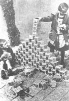Hyperinflation in Deutschland 1923: Kinder
                      bauen Geldpyramiden mit wertlosen Geldbndeln. Die
                      Wirtschafsbonzen schrten die Inflation, um sich
                      zu entschulden...