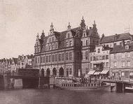 Beispiel prchtiger Altstadtbauten im
                              3.Reich: Das Grne Tor mit Mottlau in
                              Danzig. Die Deutsche Wehrmacht zerstrte
                              ebensolch schone Altstadtbauten in
                              Holland, Belgien, Frankreich und v.a.
                              Russland. Die Alliierten besorgten ab 1942
                              die totale Zerstrung der fraglichen
                              Stadtzentren.