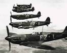Bild rechts:
                              Flugzeugformation in der Schlacht um
                              England. Hitler verlor gegen England seine
                              erste Schlacht. Es gab keinen Blitzsieg.
                              Die offizielle Strategie danach war,
                              Russland in 8 bis 12 Wochen zu schlagen,
                              um gengend Rohstoffe gegen England zur
                              Verfgung zu haben. Die Rote Armee wurde
                              nach der Niederlage gegen Finnland
                              1939-1940 als schnell schlagbar
                              eingeschtzt.