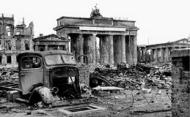 Brandenburger Tor 1945. Die dauernde
                      Polarisierung zwischen Kapitalismus und
                      Kommunismus riss ganze Volksmassen in den Wahn von
                      Entweder-Oder, von Schwarz und Weiss, von Sieg
                      oder Untergang. Es gibt politische Gruppen, die
                      politisieren heute noch so, trotz des negativen
                      Beispiels Deutschland...