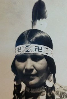 Hakenkreuz (Swastika)
                      auf einem Stirnband bei den Navajo-Ureinwohnern
                      als Symbol fr ihre Schpfungsgeschichte
