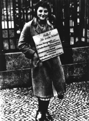 Sekret�rin auf Arbeitssuche mit
                          Umh�ngeschild 1932 ca.