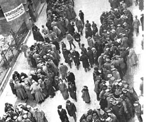 Arbeitslose in Hannover stehen Schlange f�r
                        das Stempelgeld vom Arbeitsamt Ende 1932