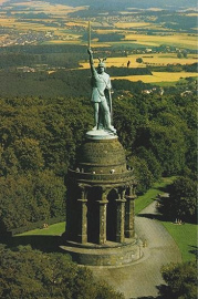 Hermann-Denkmal ("Arminius der
                  Cherusker"), im Gedenken an die Schlacht gegen
                  die rmischen Legionen unter Varus, 9 n.Chr.