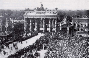 Siegesfeier am Brandenburger Tor in
                          Berlin 1871