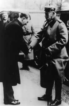 Hindenburg
                berreicht Hitler die Macht. 30.1.1933, Garnisonskirche
                Berlin