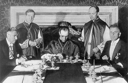 Konkordat
                zwischen dem Vatikan und dem Hitler-Regime 20.7.1933 in
                Rom: Eugenio Pacelli, Aussenminister des Vatikans,
                unterschreibt (spter wird er Papst Pius XII.).
                Nazi-Vizekanzler Franz von Papen sitzt links, Rudolf
                Buttmann rechts.