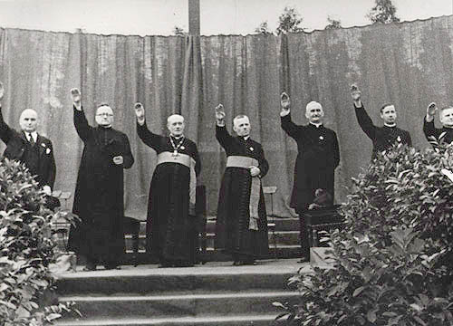 August
                1933: Priester machen fr Hitler den Hitlergruss in
                Berlin im Stadion Neuklln