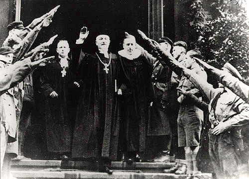 Bischof
                Friedrich Coch macht fr Hitler den Hitlergruss in
                Dresden, 10.12.1933