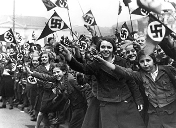 Hitlerjugend: Mdchen mit
                          Hakenkreuzfahnen im BDM