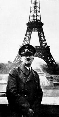 1940 Hitler in Paris
                      vor dem Eiffelturm, 51-jhrig