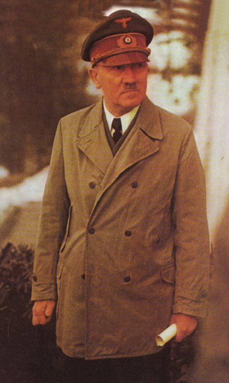 Hitler
                      mit Papier in der linken Hand, 1943 ca.
