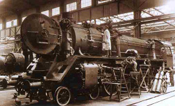 Lokomotivfabrik von Ernst von Borsig:
                              Eine Dampflokomotive ist im Bau in einer
                              der grossen Hallen
