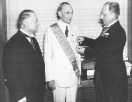 Henry Ford erhält das Grosskreuz
                                des Deutschen Nazi-Adlerordens, 30. Juli
                                1938 zu seinem 75. Geburtstag (*30. Juli
                                1863)