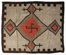 Navajo-Ureinwohner, Hakenkreuz (Swastika) als Symbol der Navajo-Schpfungsgeschichte im Zentrum eines Tuchmusters