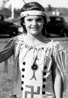 Navajo-Ureinwohner, Hakenkreuz (Swastika) als Symbol der Navajo-Schpfungsgeschichte auf einem Kleid, getragen von Jacqueline Kennedy Onassis