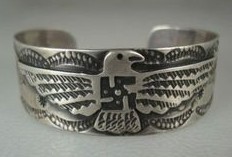 Navajo-Ureinwohner, Hakenkreuz (Swastika) als Symbol der Navajo-Schpfungsgeschichte auf einem Armreif mit Adler