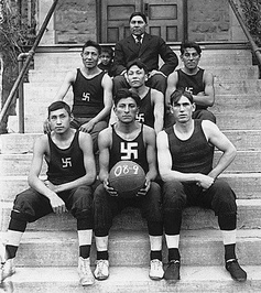 Navajo-Ureinwohner, Hakenkreuz (Swastika) als Symbol der Navajo-Schpfungsgeschichte: Basketballteam mit Ureinwohnern (Navajo?) in den 1920er Jahren mit Hakenkreuz-Shirts