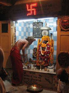 Hinduismus: Schrein mit der Gttin Kali mit Hakenkreuz, gemss gewissen Kreisen in der indischen Kultur soll da eine "negative Richtung" sein, Stadt Varanasi, Indien