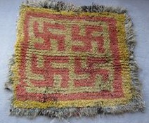 Hakenkreuze (Swastikas als Glckssymbole) in einem Meditationsteppich in Tibet