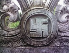 Buddhistisches Hakenkreuz (Swastika als Glckssymbol) als Verzierung am Kuta-Bali-Tempel