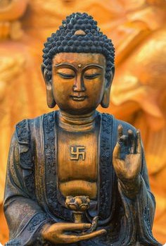 Buddha mit Hakenkreuz (Swastika als Zeichen der herzlichen Buddha-Natur) auf der Brust