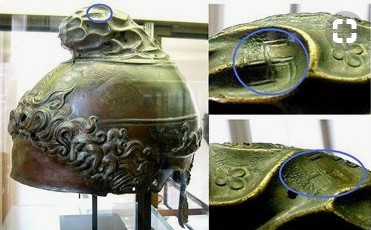 Griechischer Helm mit Hakenkreuzen (Swastika als Zeichen der Verbindung zwischen Himmel und Erde, oder des Feuers)