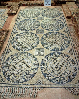 Hakenkreuze (Swastikas als Symbole fr die Verbindung von Himmel und Erde, oder Feuer) in einem Mosaik in einem Mosaik in einer "Villa Romana de Tejada" in Quintanilla de la Cueza in der Provinz Palencia, Spanien