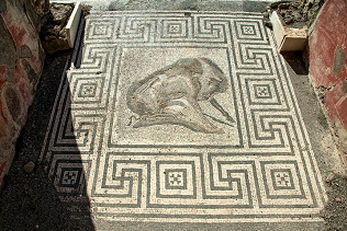 Hakenkreuze (Swastikas als Glckssymbole) in einem Mosaik in Pompei 01