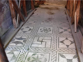 Hakenkreuze (Swastikas als Glckssymbole) in einem Mosaik in Pompei 02