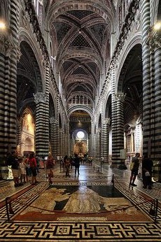 Hakenkreuzmuster mit Swastikas im Kirchenboden vom Dom von Siena